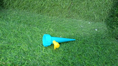 Plant Watering Spikes Sprinkler self Watering Spikes Water dripper for Plants, Adjustable Plant Watering Devices with Slow Release Control Valve Switch